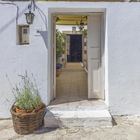 Hidden Gem Of , Traditional House & Patio 펜션 아판토우