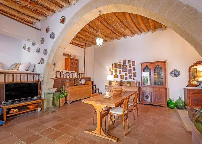 Hidden Gem Of , Traditional House & Patio *