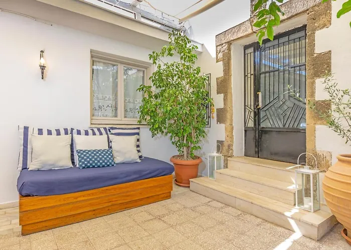 Hidden Gem Of , Traditional House & Patio Holiday home *