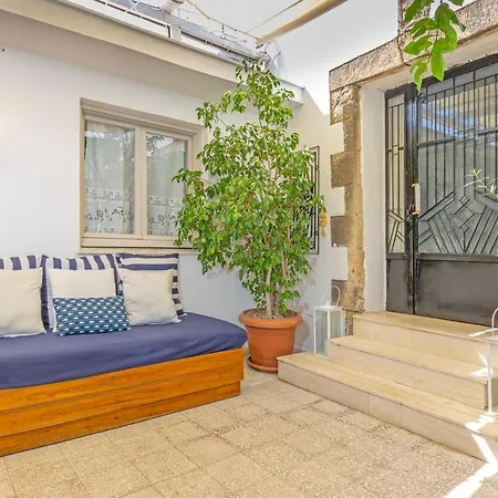 Hidden Gem Of , Traditional House & Patio Hébergement de vacances *