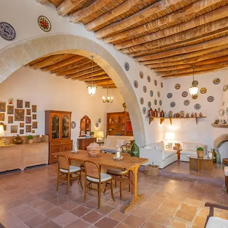 Hidden Gem Of , Traditional House & Patio *