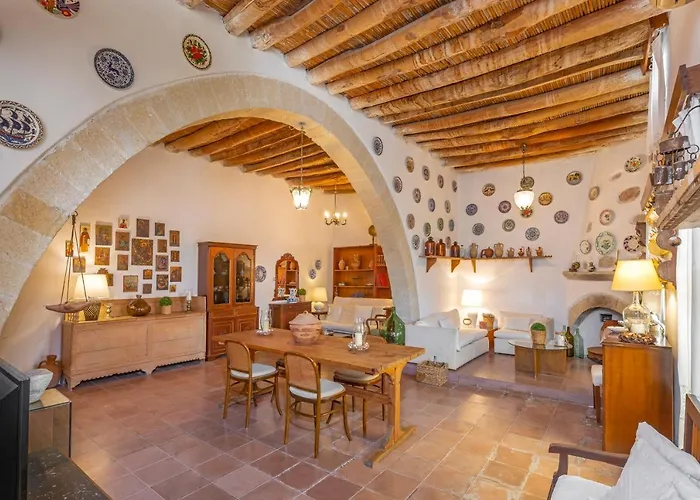 Hidden Gem Of , Traditional House & Patio *